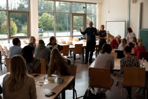 Menschen an Gruppentischen bei einem Workshop